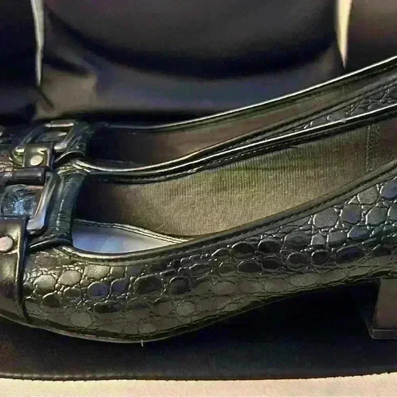 Naturalizer low thick healed shoe size 7.5  in perfect condition - Picture 3 of 7